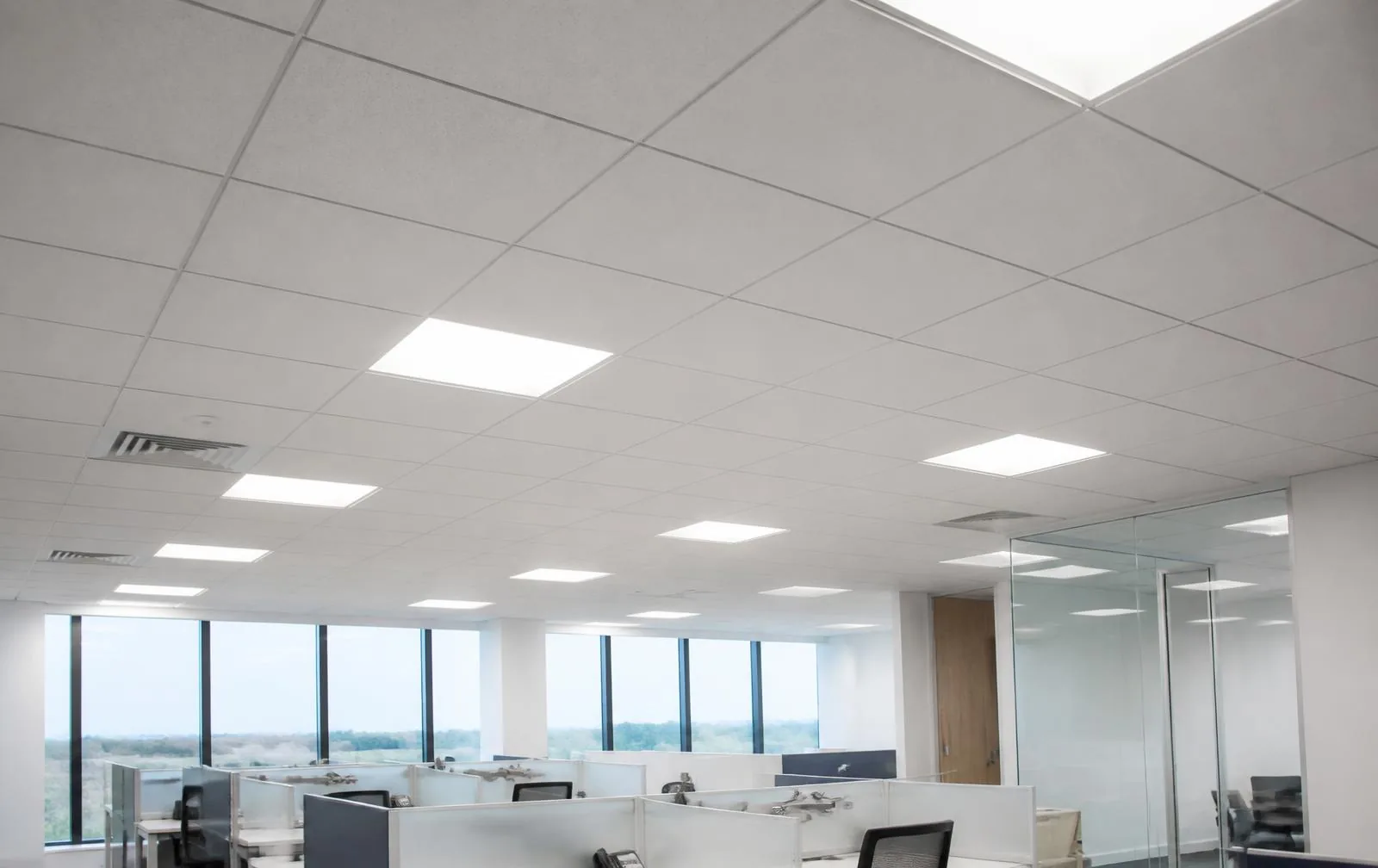 Forro modular com placas removíveis e luminárias embutidas em sala comercial (imagem ilustrativa)